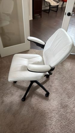 2 white chairs free to pickup