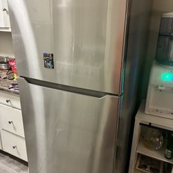 Refrigerator (pick up Feb27-28)