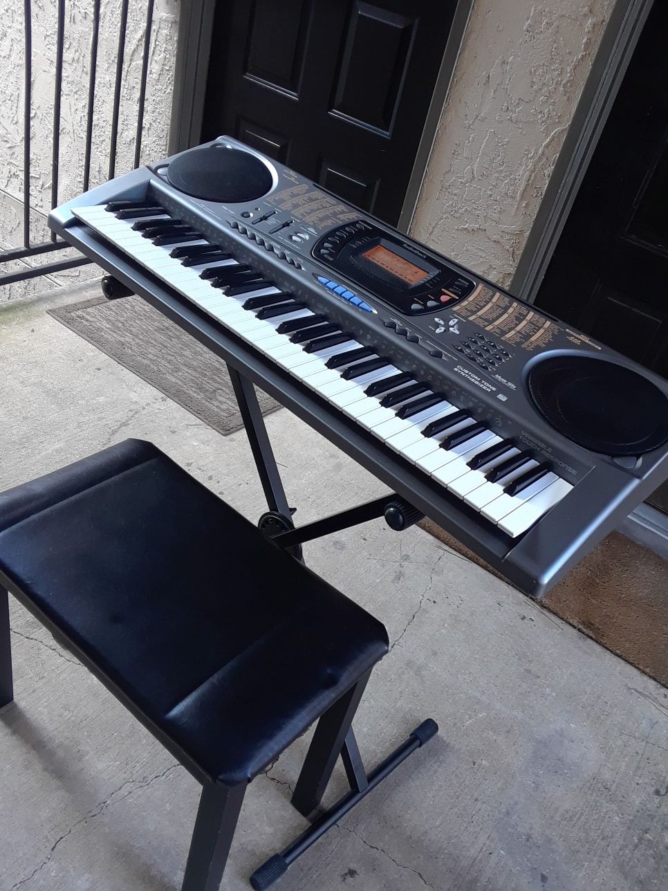 61 KEY HIGH QUALITY KEYBOARD SET. GREAT SOUND VOLUME WITH POWERFUL SPEAKERS.