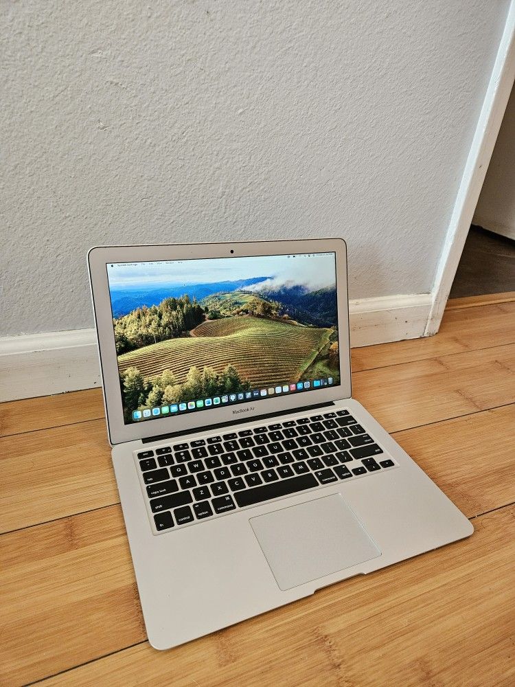 Macbook pro 13 inch core i5 8gb 256gb ssd, charger, final cut, logic, Adobe, office, or best offers