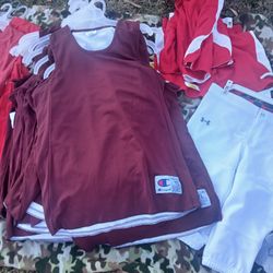 4 Cajas De Ropa Nueva...Champion Y Otras Marcas...por Pieza $2...tengo 4 Cajas..llenas Todas Por $140 Dls Es Ropa Nueva...