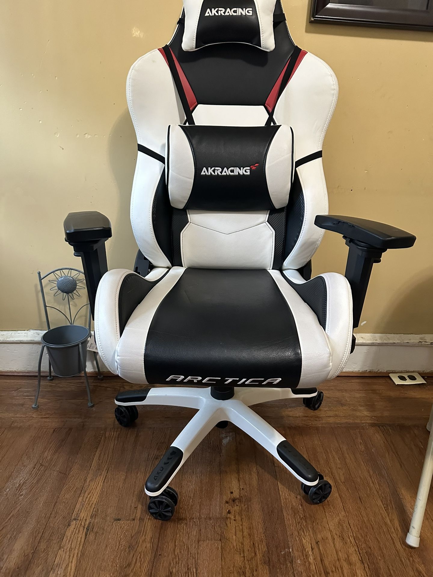 AK RACING GAMING CHAIR