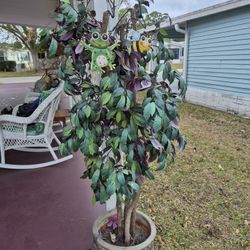 FAKE TREE IN HEAVY POT/ REASONABLE OFFERS WELCOME 