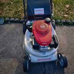 Honda GVC160 double blade   self propelled mower with bag barely used