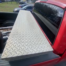 Truck tool box