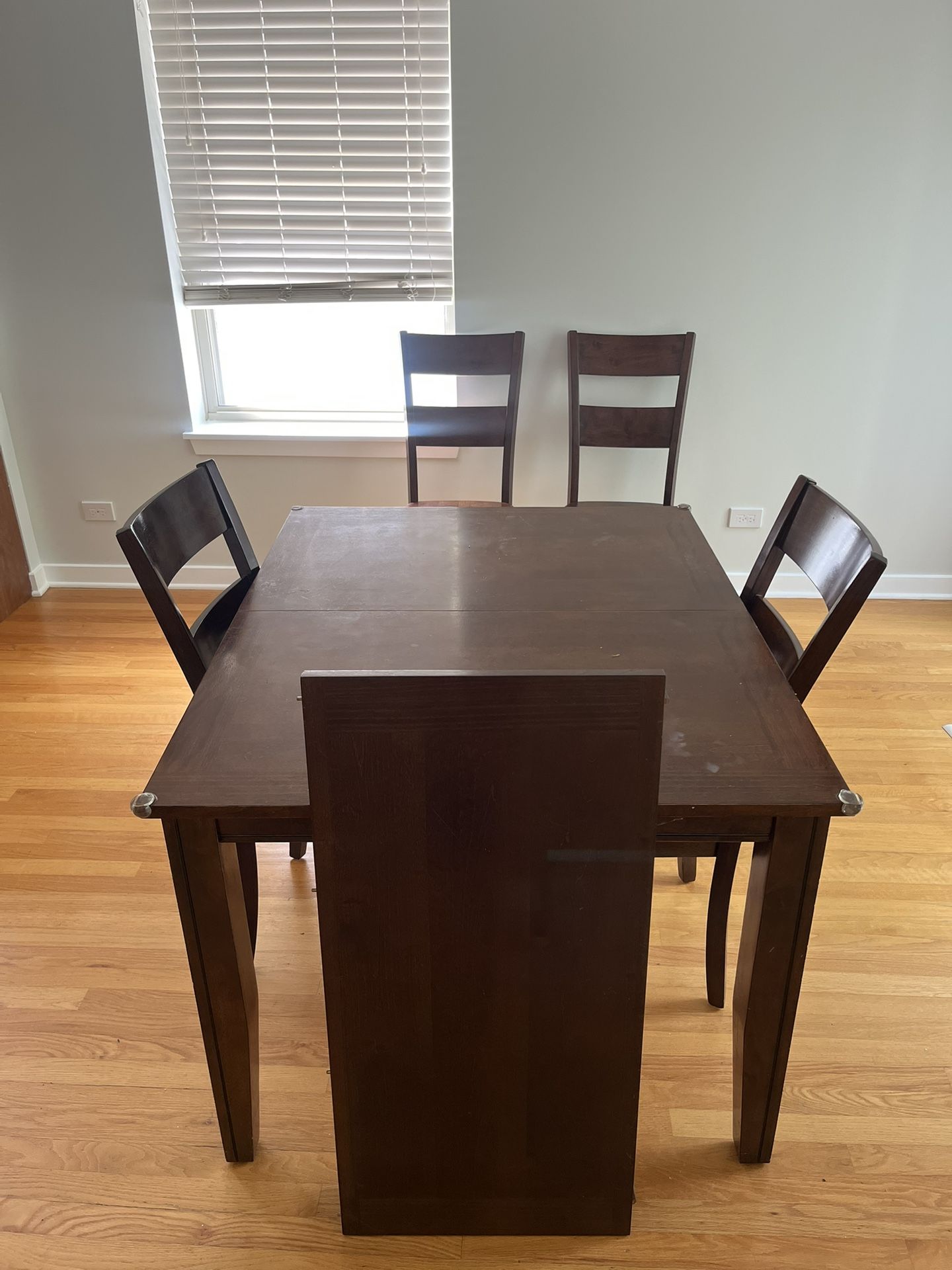 4-6 Person Dining Table With Extender