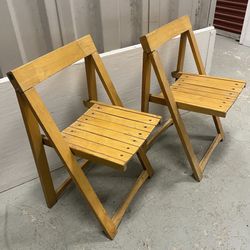 Set of 2 Vintage Wood Folding Chairs  Good pre-owned condition.   See photos for measurements.  I see no brand markings on these chairs but they are v