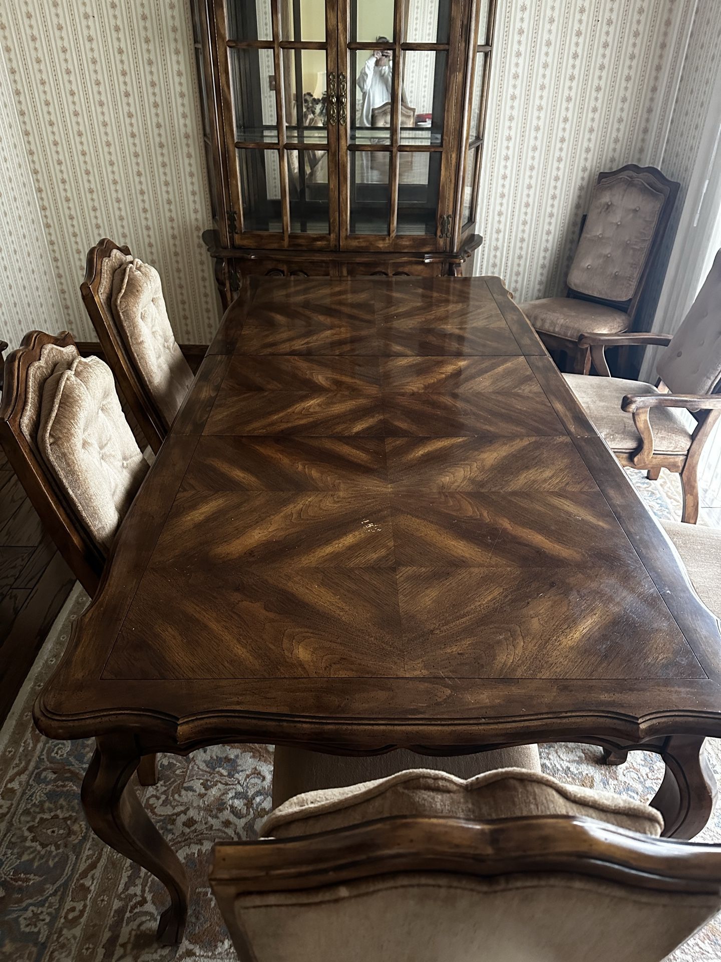 Dining Room table/ 6 chairs