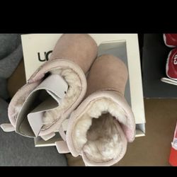 Bailey bow uggs size 2/3