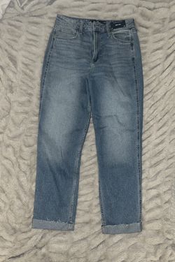 Hollister Ultra High-Rise Medium Wash Mom Jeans