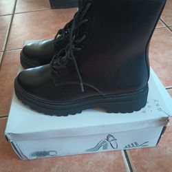 Boots size 9 Women 