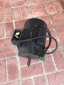 Motor slectrico v110 buenas condiciones se puede. Usar para diferentes proyectos $100 usar oara