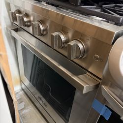DACOR SLIDE IN GAS RANGE STAINLESS STEEL  SLIGHTLY  USED