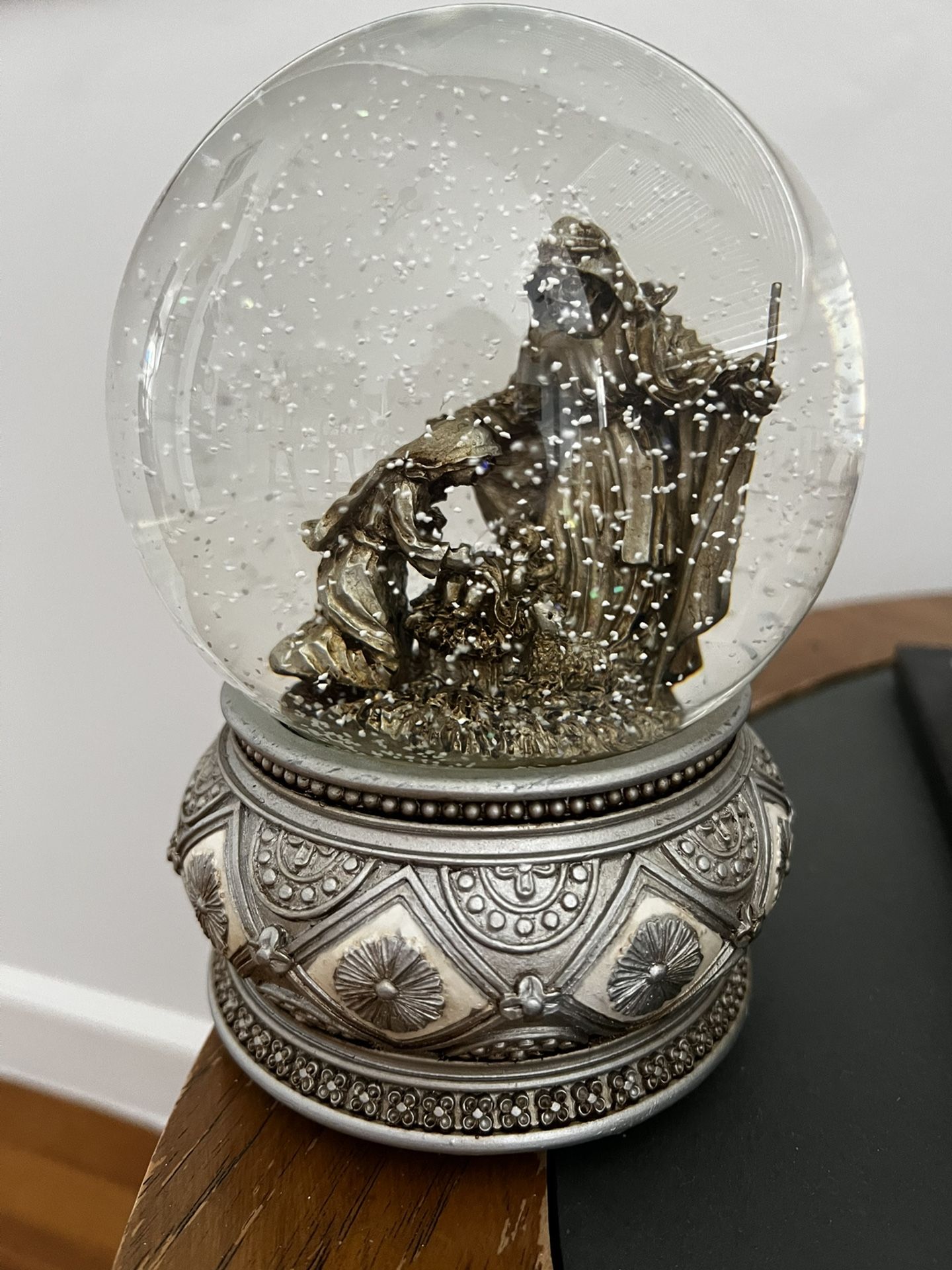 Nativity Musical Snow Globe 7” tall heavy metal statue  In great condition