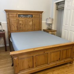 Beautiful Hardwood Queen Size Bet