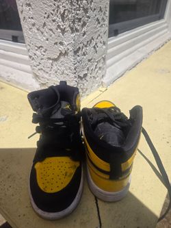 Black and yellow  jordans size 13c