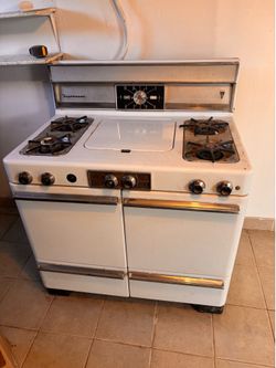Vintage 1960 Universal Stove!