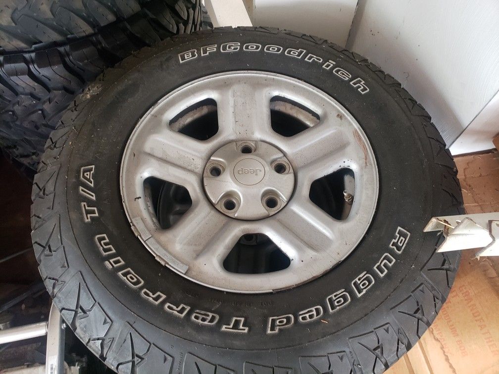 16" Jeep Wrangler Wheels with 235/75R16