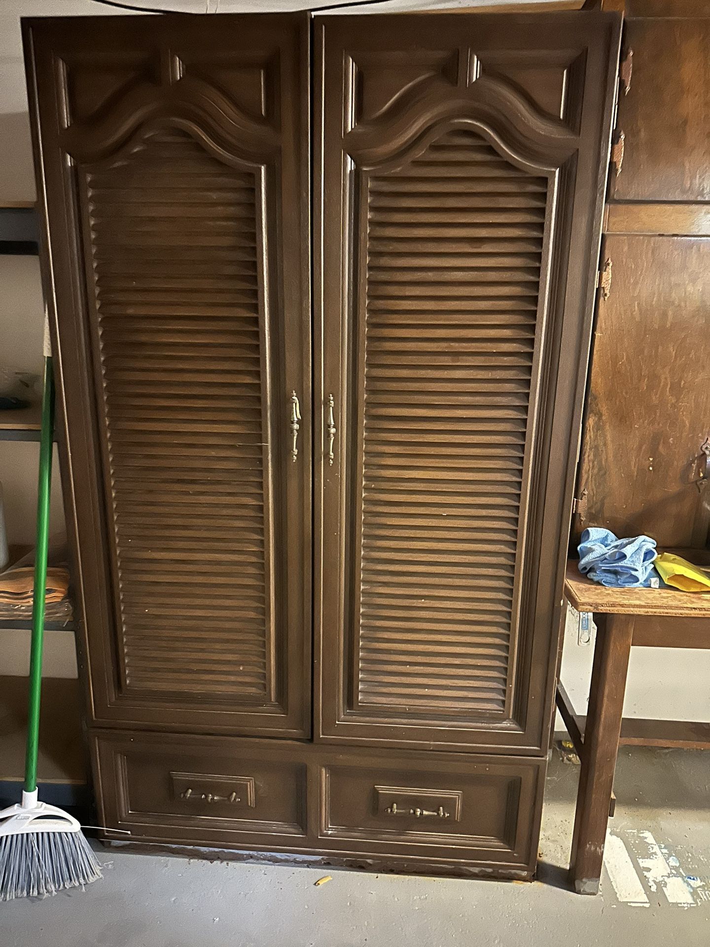 FREE WARDROBE DRESSER