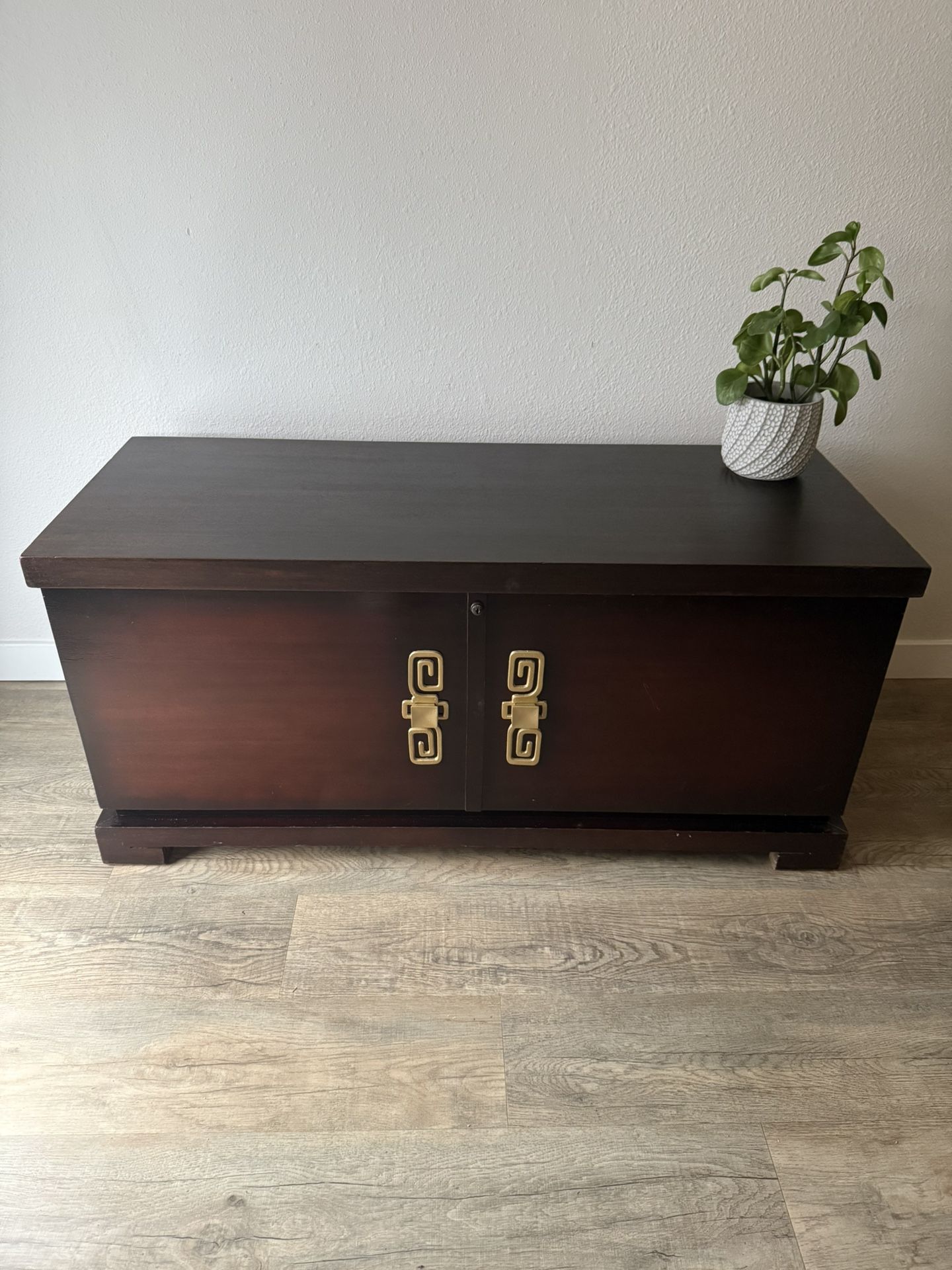 ELEGANT cedar chest - trousseau chests - hope chest - bench - storage - delivery available