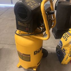 DEWALT 15-Gallons Portable 225 Psi Vertical Air Compressor