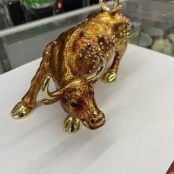 Topic: Charging Bull trinkets jewelry Box Color: Golden Package included: 1x bull trinkets Features: 1. It is a good decoration for TV cabinet,des