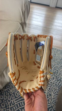 Brand new Mizuno Outfield Glove