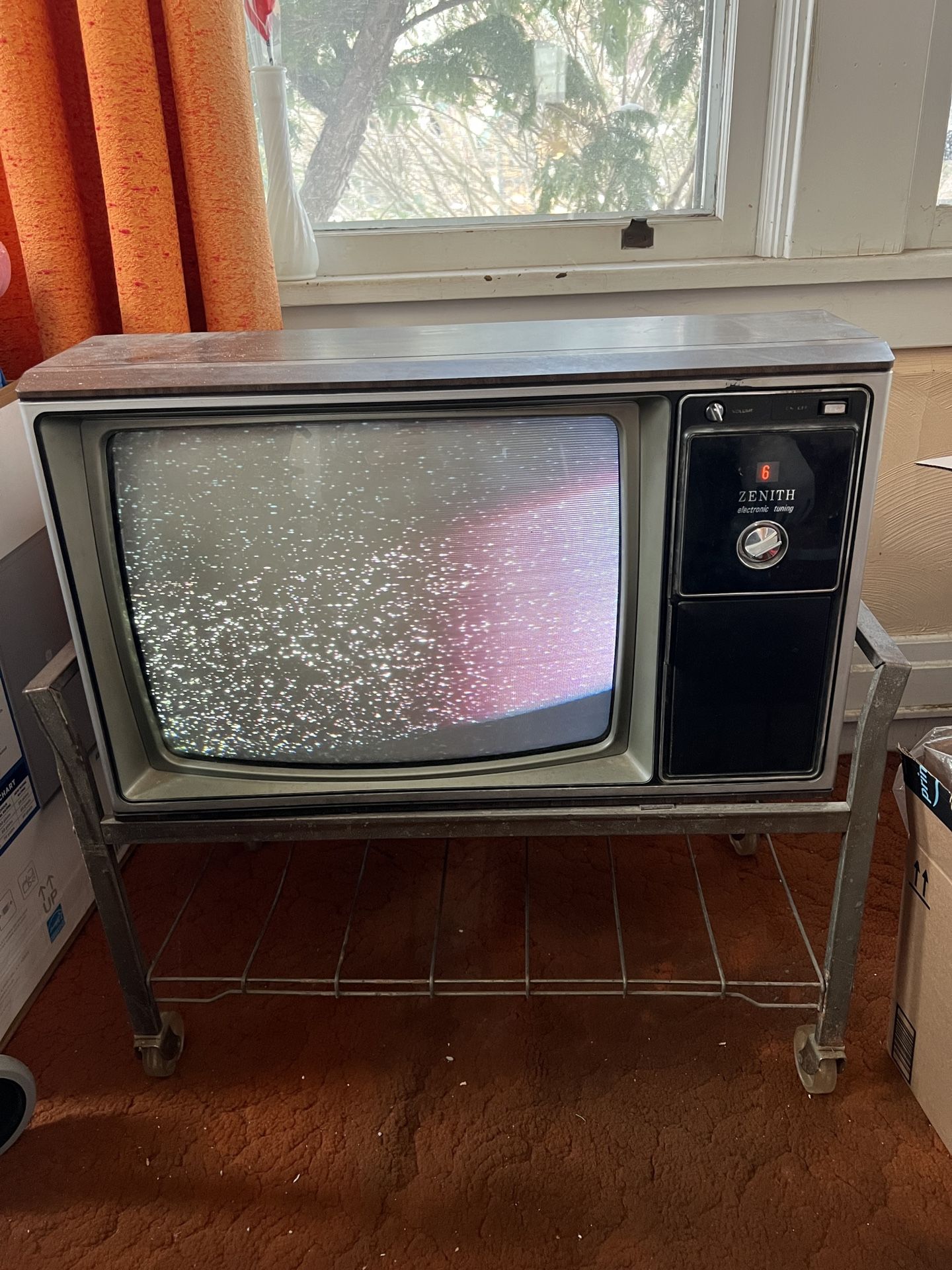 1982 Zenith TV With Cart! Vintage & Working for Sale in Pittsburgh