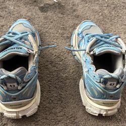 Balenciaga’s LOOK AT DESCRIPTION