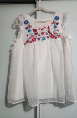 Francesca's WHite Floral Embroidery Sleeveless Top BNWT