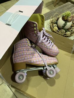 Ladies Sized Plaid Print Roller Skates