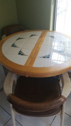 Beatifull table 3 chairs $70