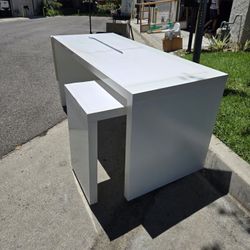 Desk With Pullout Extra Space