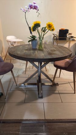 Round dining table