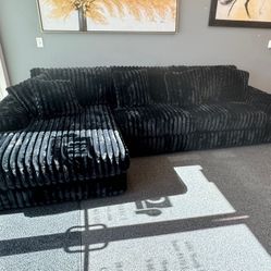 New Black Sectional (Left Chaise) w/ Pillows