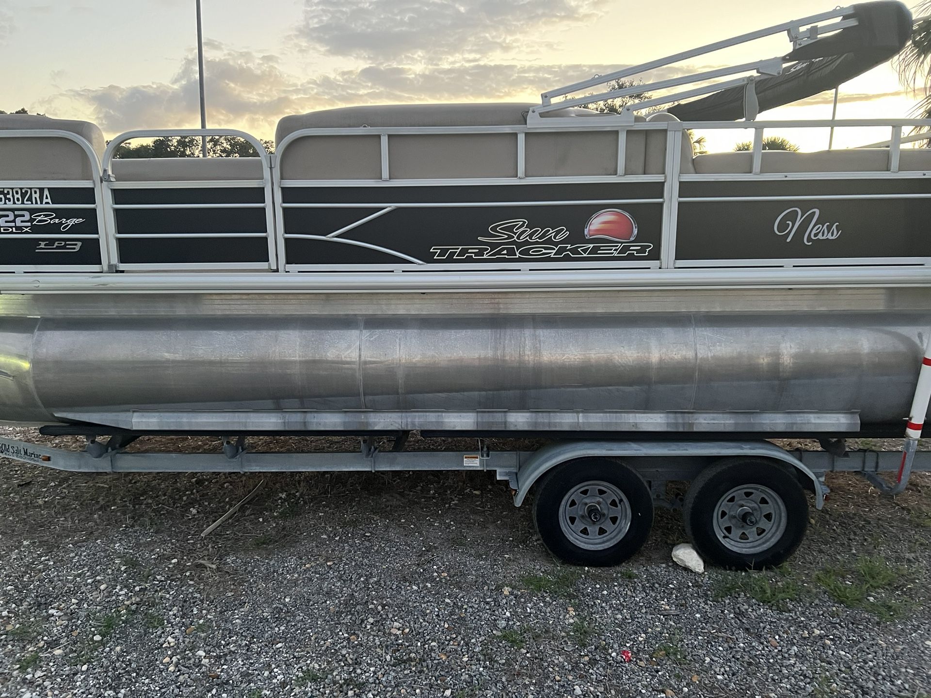 2022 SunTracker Party Barge