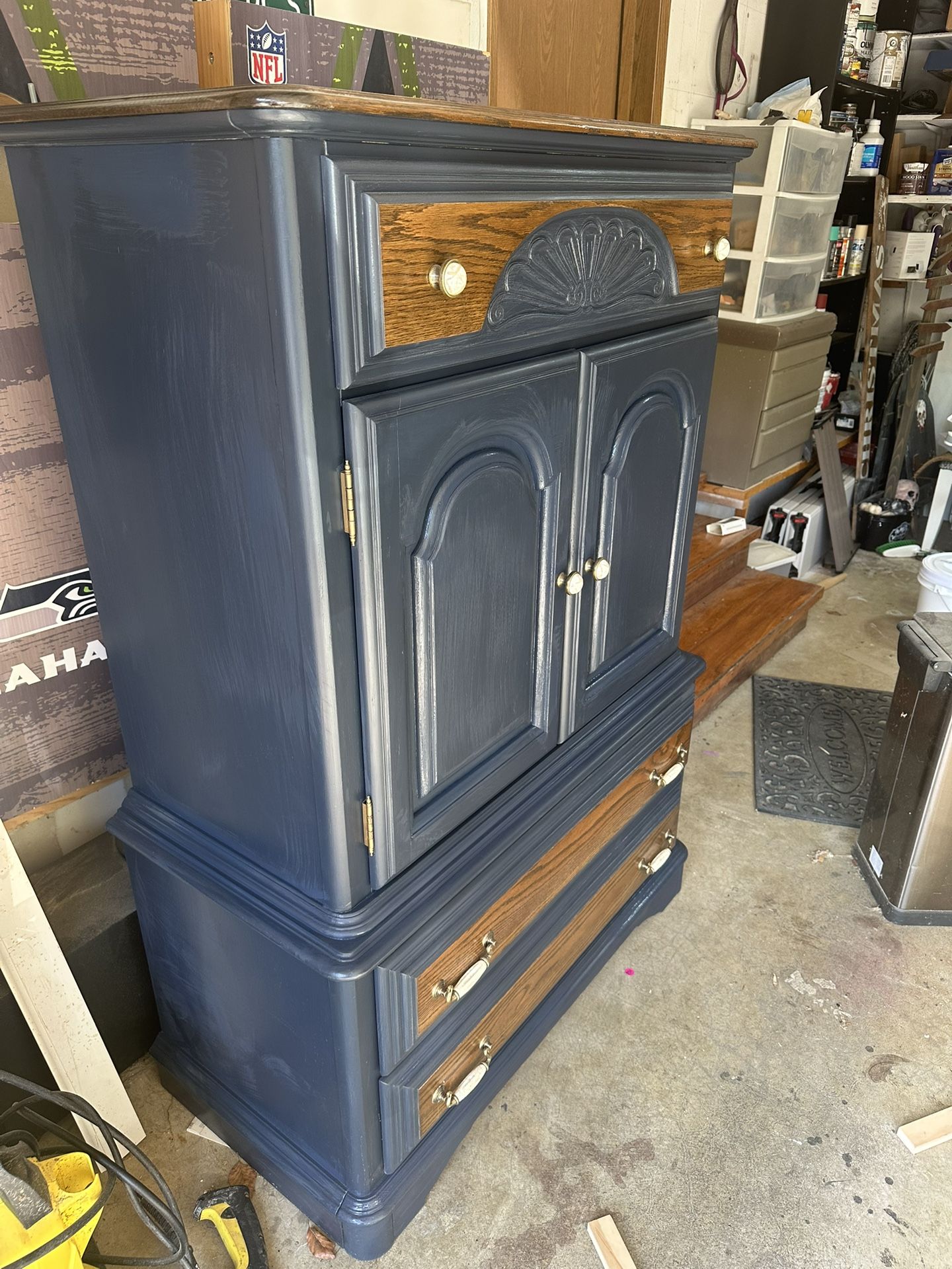 Armoire / Dressers
