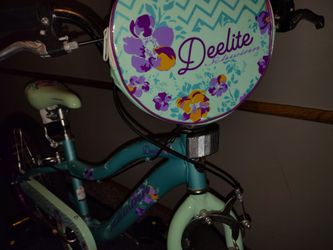 Like new Schwinn Delight 20 inch Girls bike. Mint/teal.
