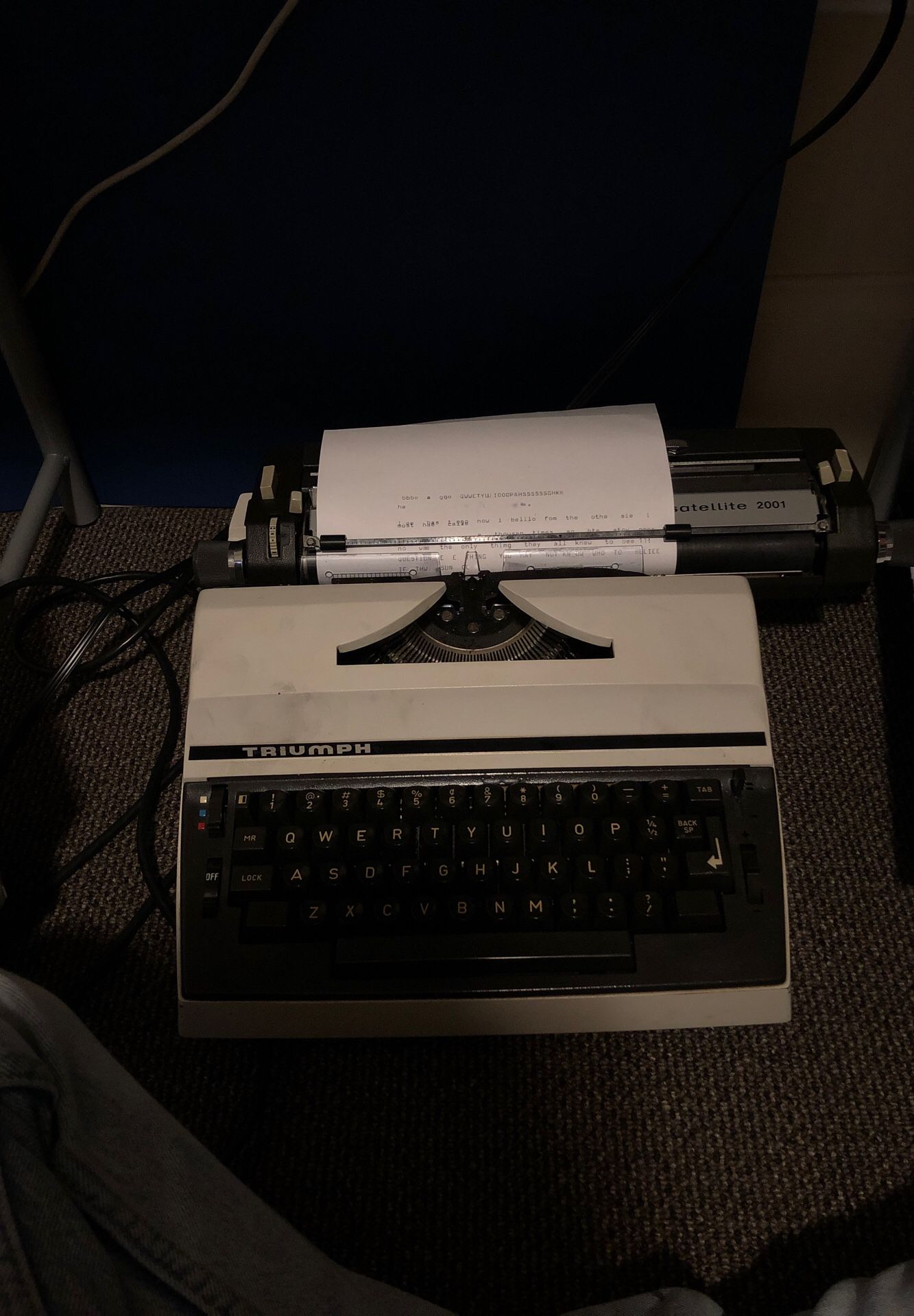 Photo Satellite 2001 triumph electric typewriter