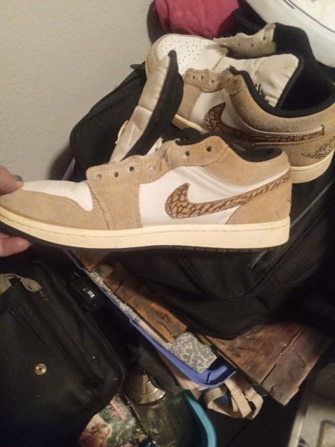 Size https://offerup.co/faYXKzQFnY?$deeplink_path=/redirect/ Jordans.Boys Or Young Adult / Males Tennis Shoes.