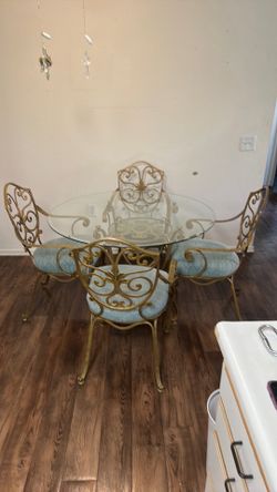 glass table with 4 chairs