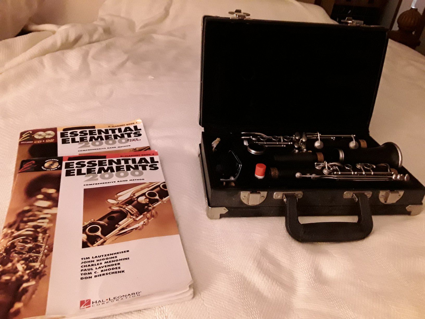 Clarinet with 2 instruction books