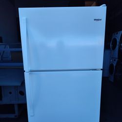 Newer Model Whirlpool White Top Freezer Refrigerator With Ice Maker 
