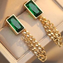 E60- Amazing Green Crystal Earrings!