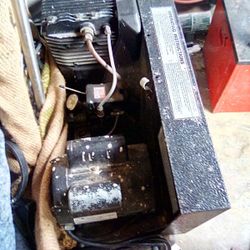 Air Compressor. 3.5HP 40 Psi, RUNS GREAT 