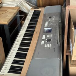 Yamaha DGX 620 portable grand piano