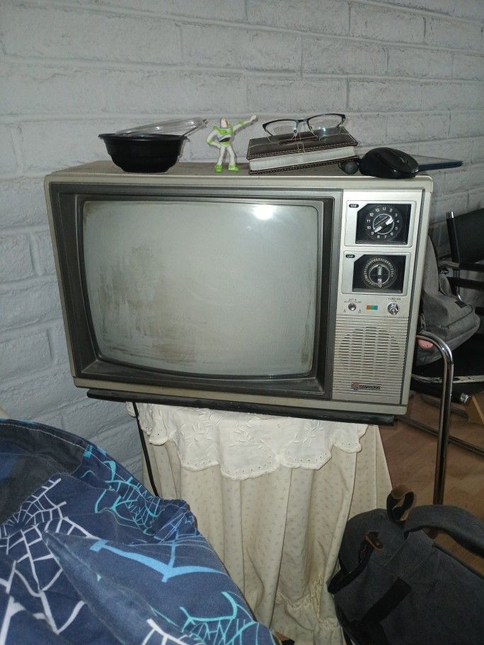 Vintage 1985 Samsung TV