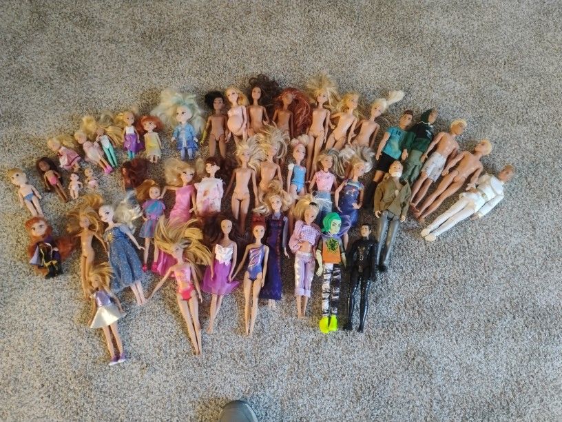 Whole Living Room Full Of Barbie Stuff Includes 43 Dolls And 8 Lol Dolls Plus Tons More
