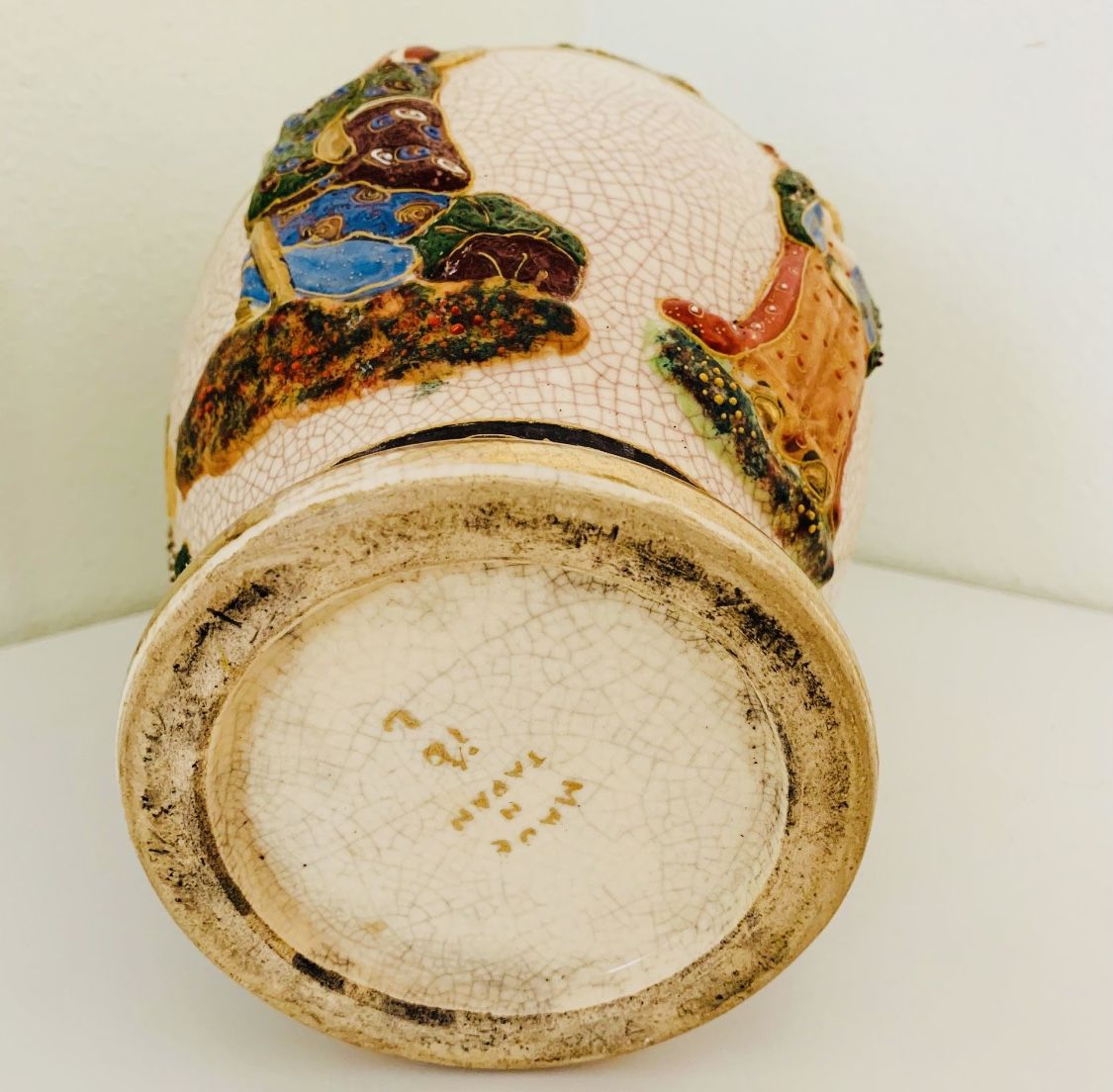 JAPANESE SATSUMA HAND PAINTED VASE WITH RAISED SAMURAIS AND GEISHAS