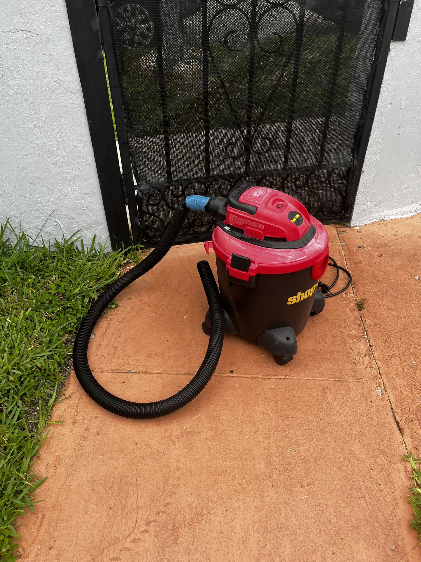 SHOP VAC… 5 GALLONES 2.0 HP… AS IS…SEE ALL PICTURES… $25